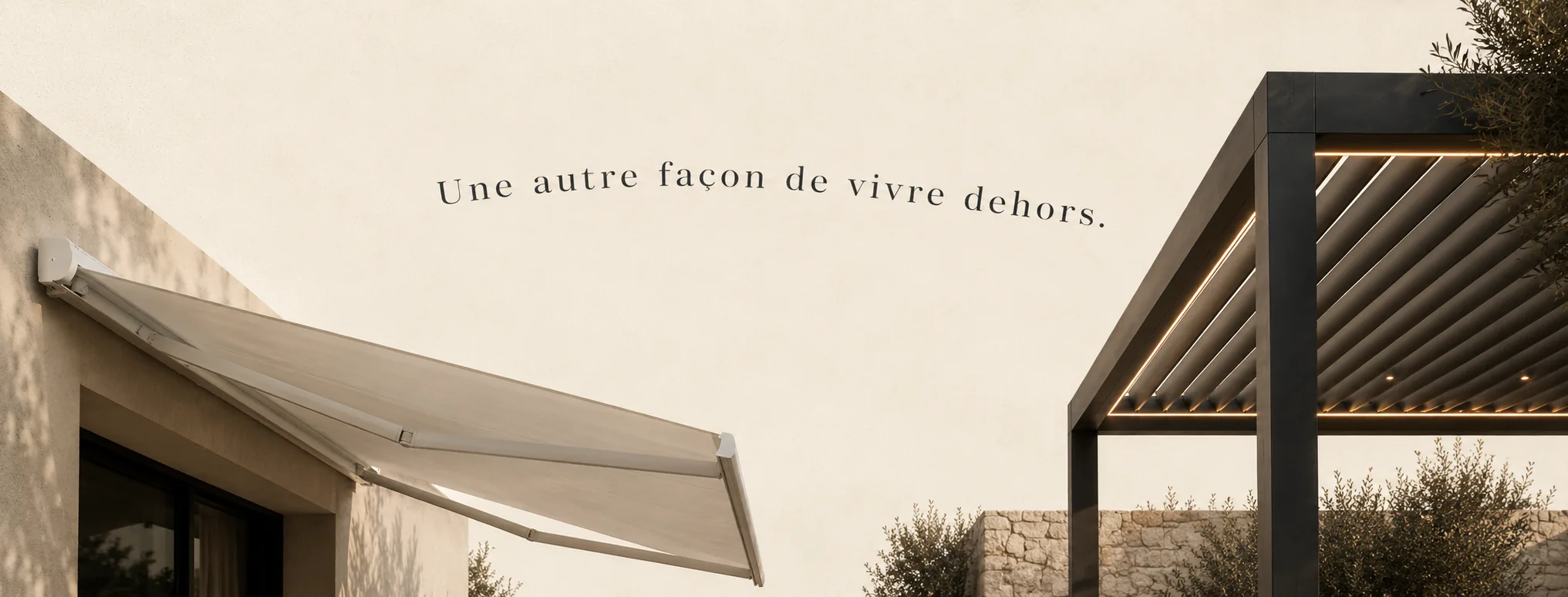 Store banne beige et pergola noire sur une villa méditerranéenne.