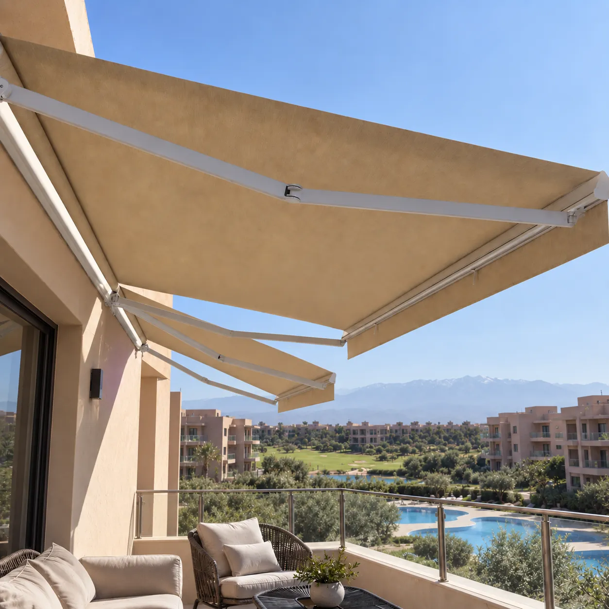 Store banne beige sur un balcon, face à l’Atlas.